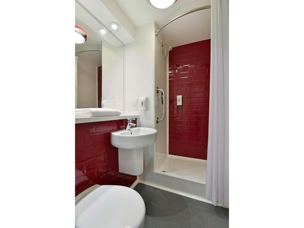 Travelodge London Ілінг Номер фото