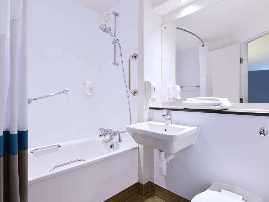 Travelodge London Ілінг Номер фото