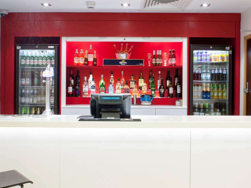 Travelodge London Ілінг Ресторан фото